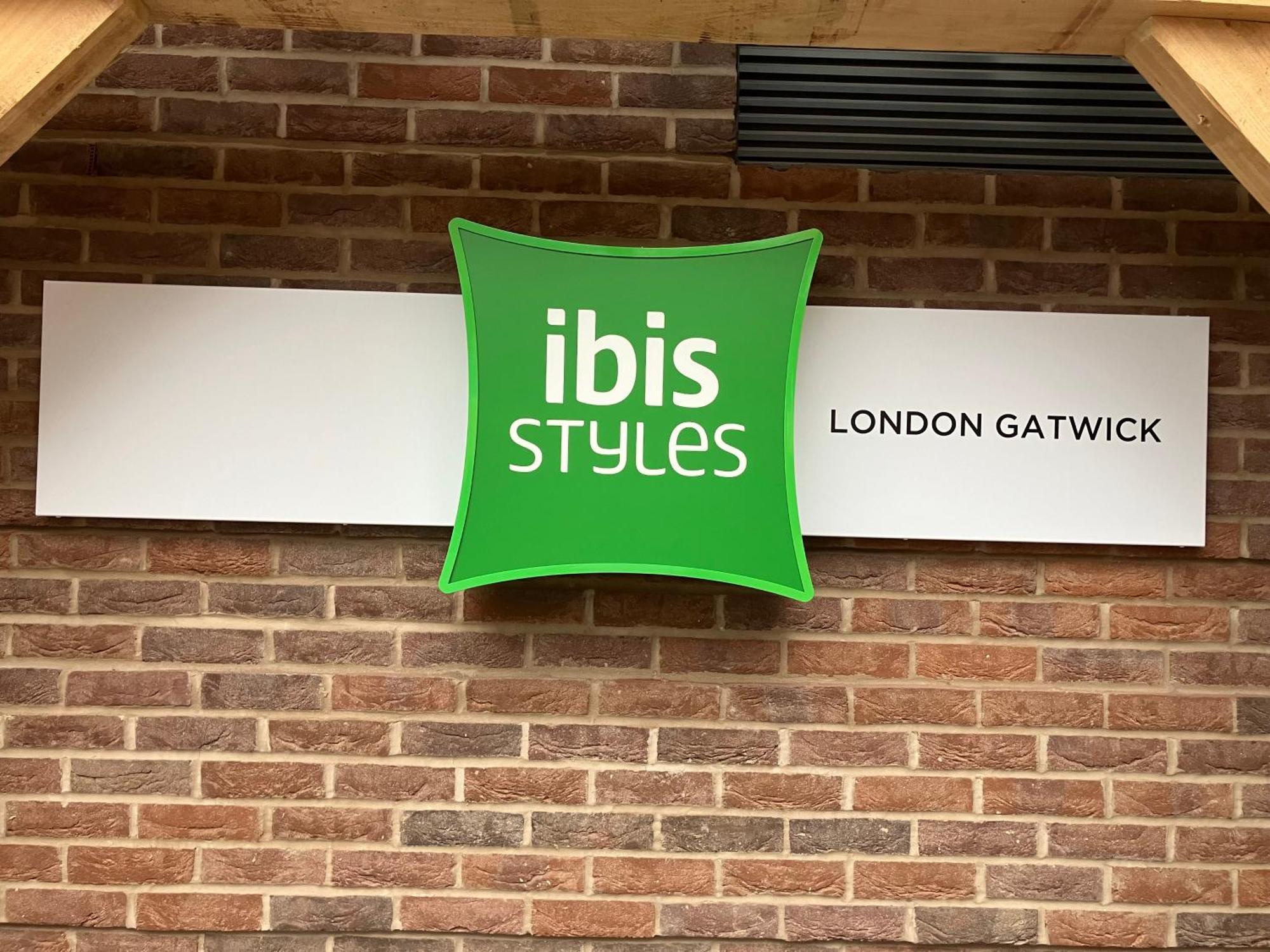 Ibis Styles London Gatwick Airport Hotel Crawley  Bagian luar foto