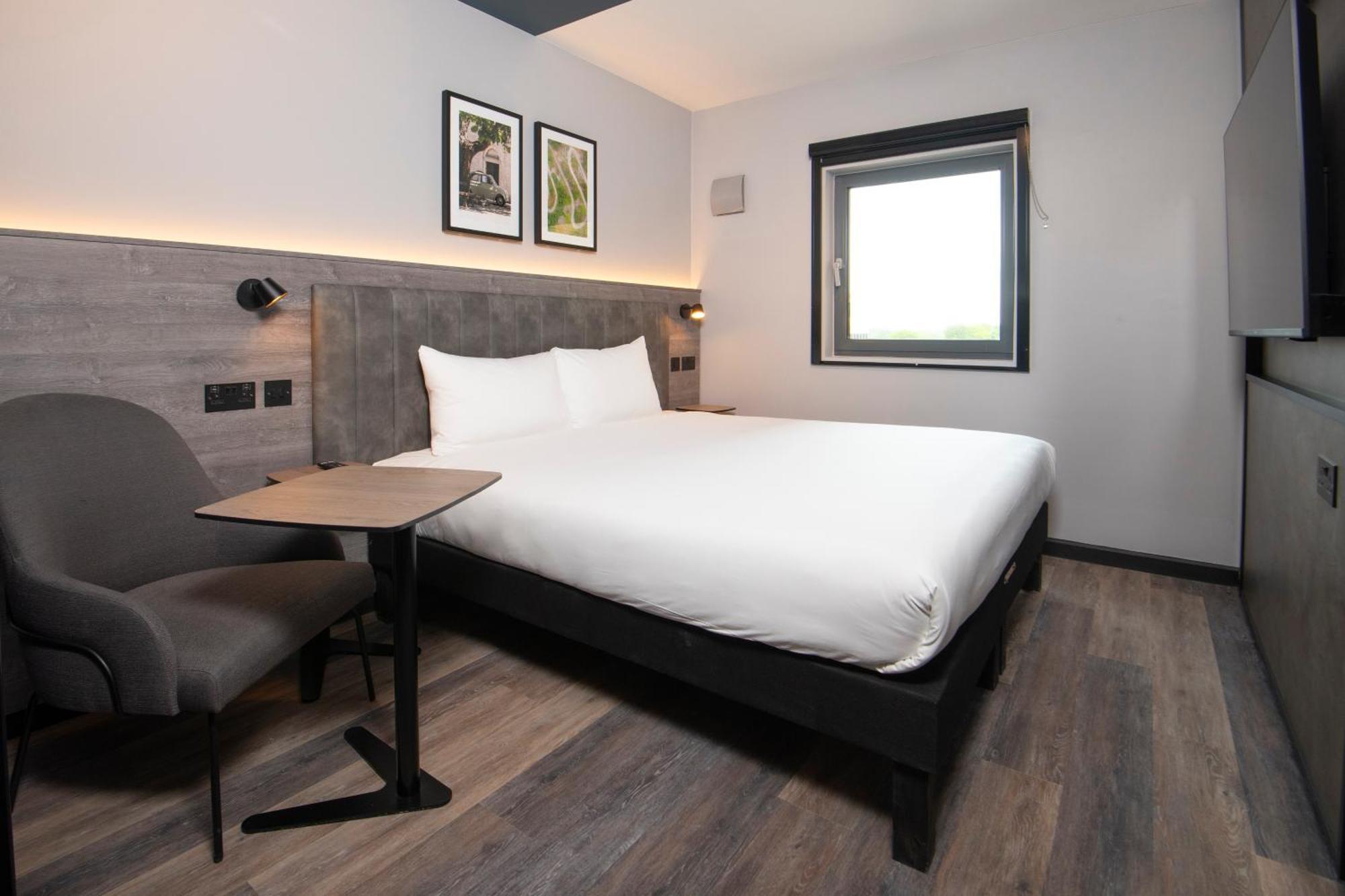 Ibis Styles London Gatwick Airport Hotel Crawley  Bagian luar foto