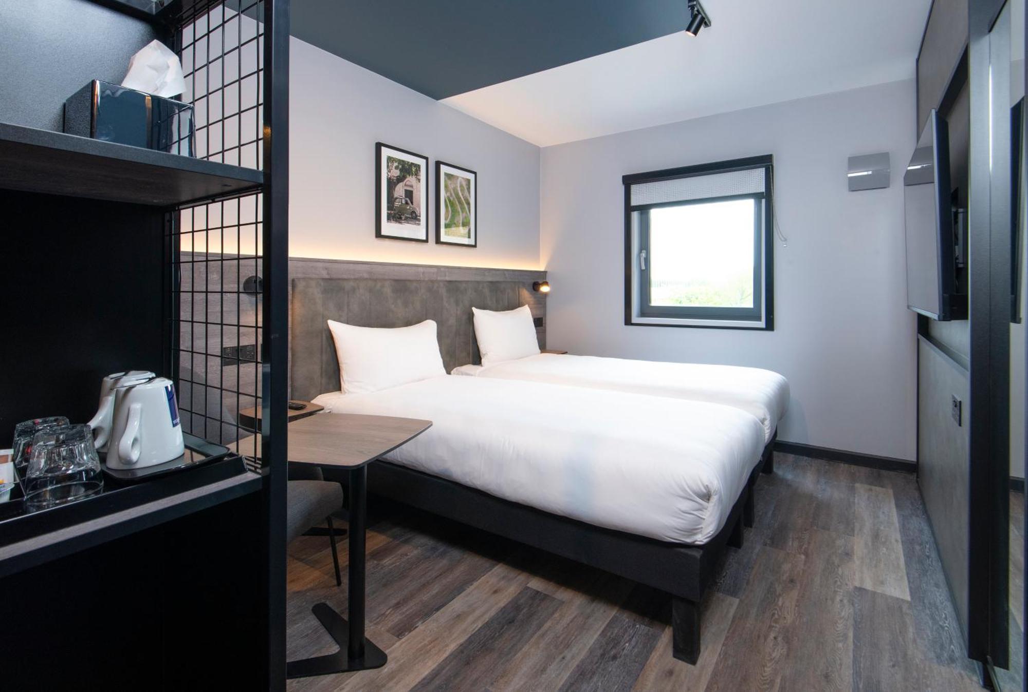 Ibis Styles London Gatwick Airport Hotel Crawley  Bagian luar foto