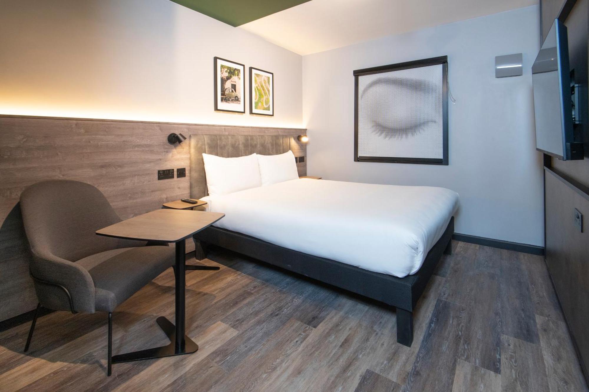 Ibis Styles London Gatwick Airport Hotel Crawley  Bagian luar foto