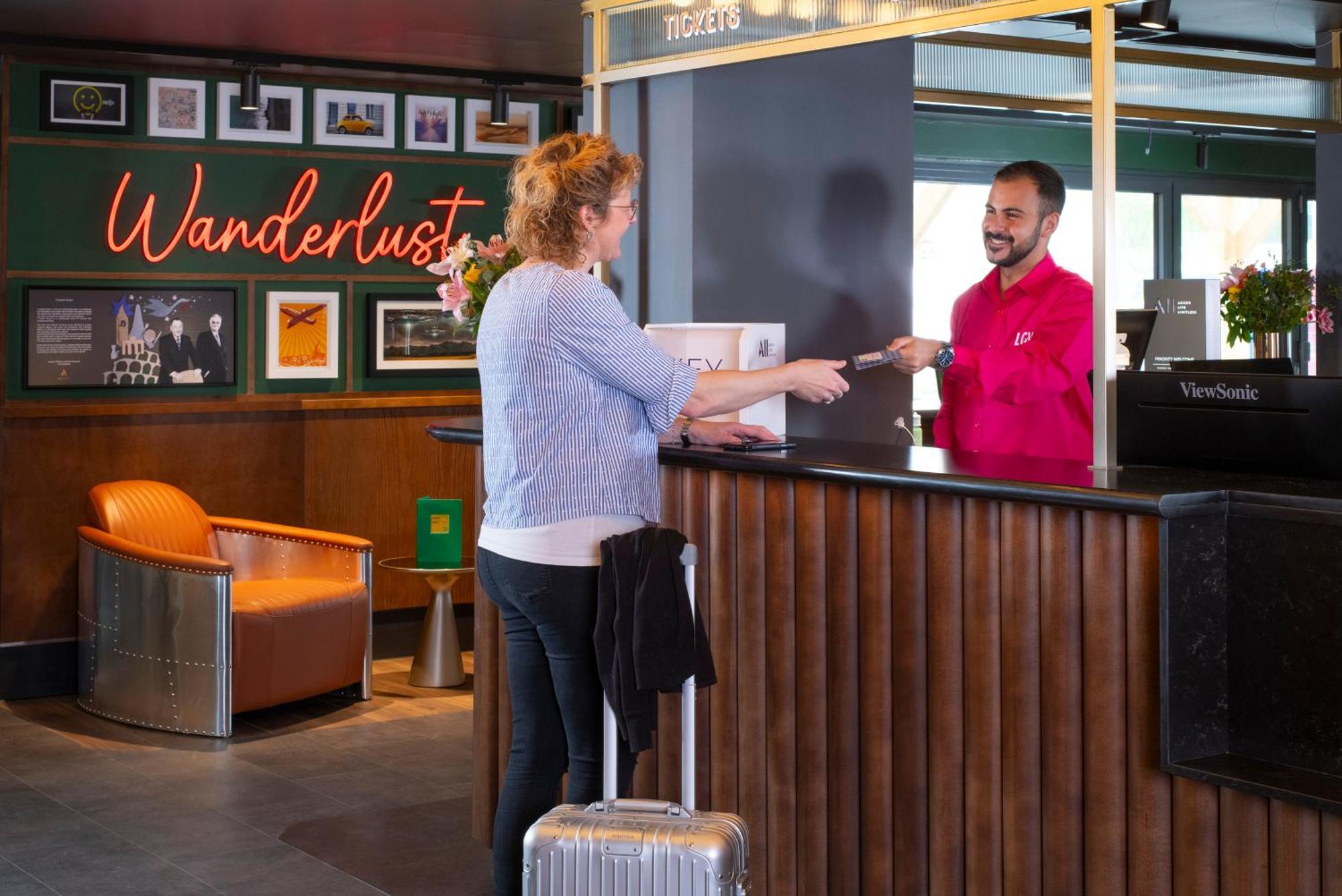 Ibis Styles London Gatwick Airport Hotel Crawley  Bagian luar foto