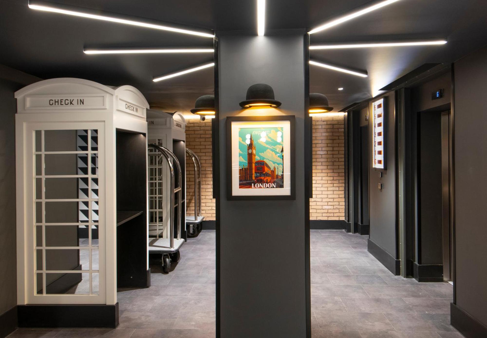 Ibis Styles London Gatwick Airport Hotel Crawley  Bagian luar foto