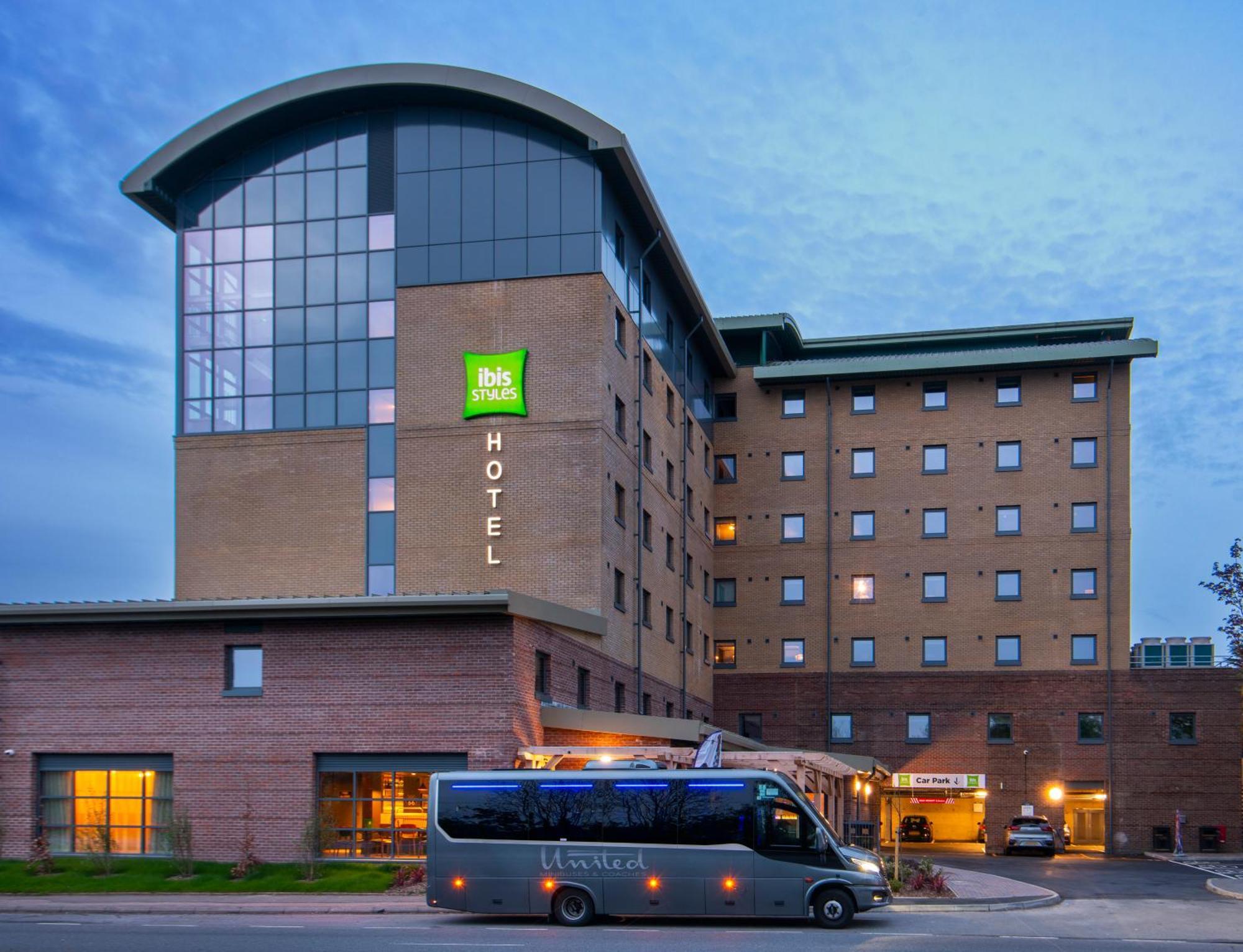 Ibis Styles London Gatwick Airport Hotel Crawley  Bagian luar foto