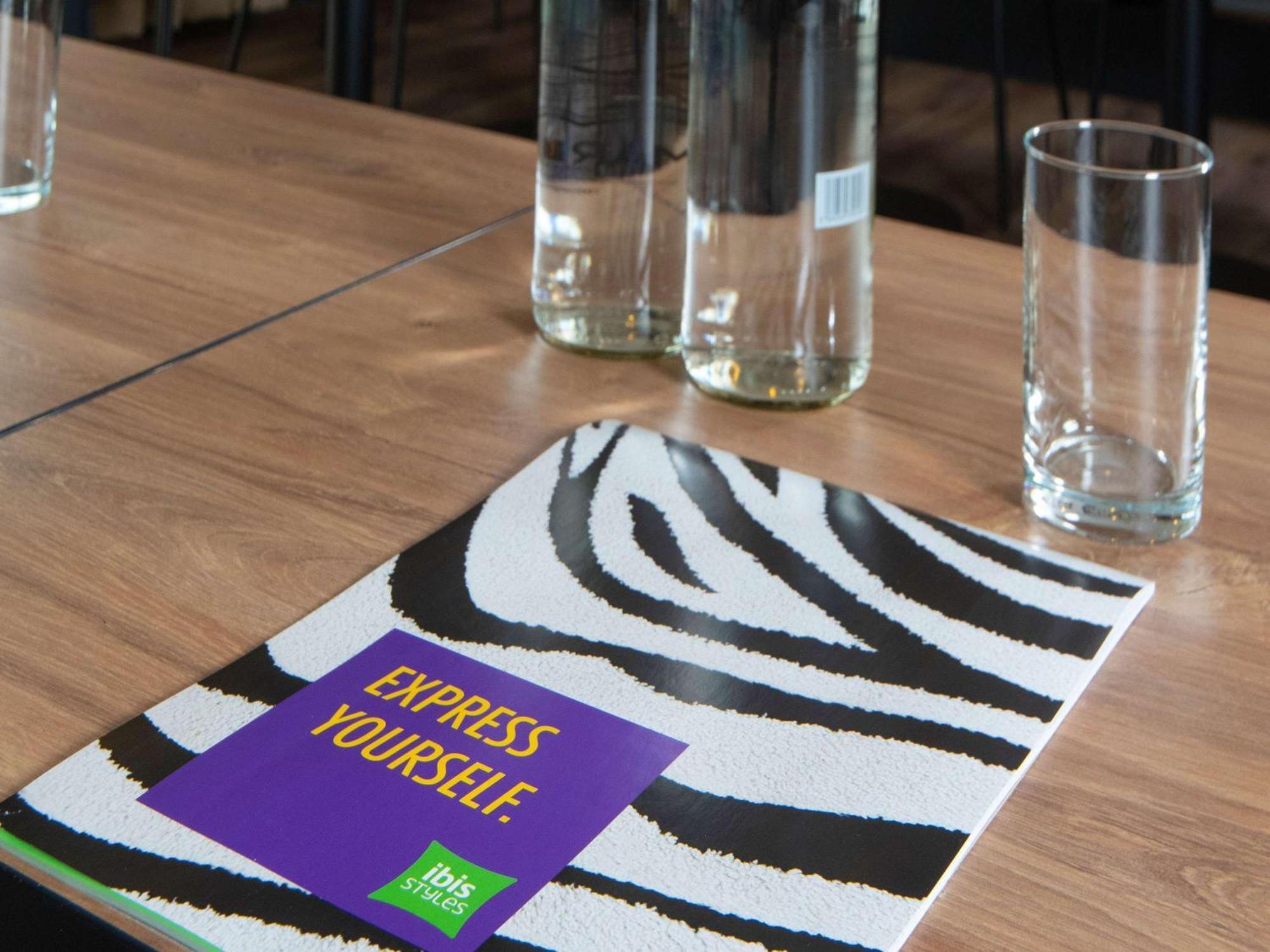 Ibis Styles London Gatwick Airport Hotel Crawley  Bagian luar foto