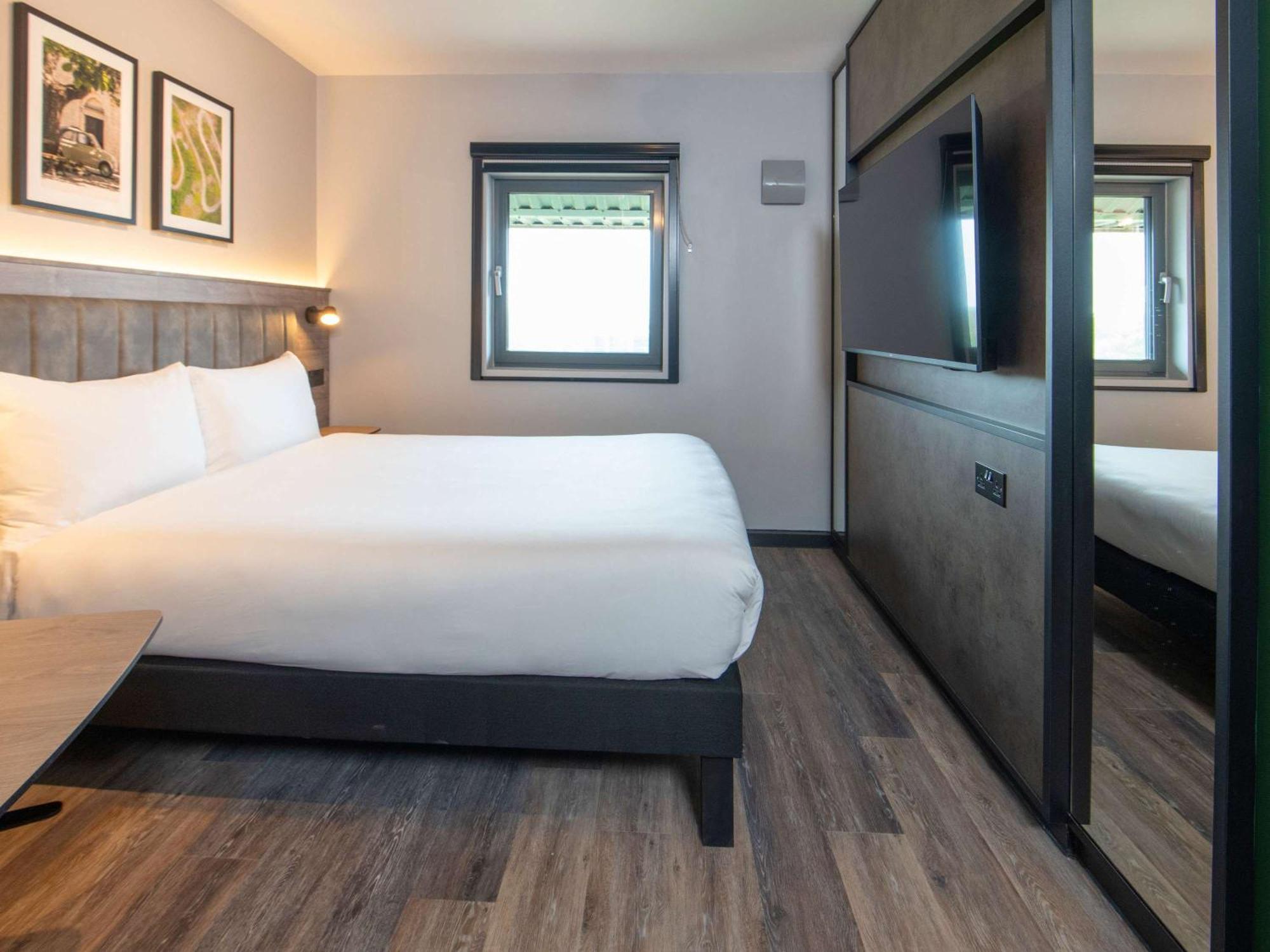 Ibis Styles London Gatwick Airport Hotel Crawley  Bagian luar foto