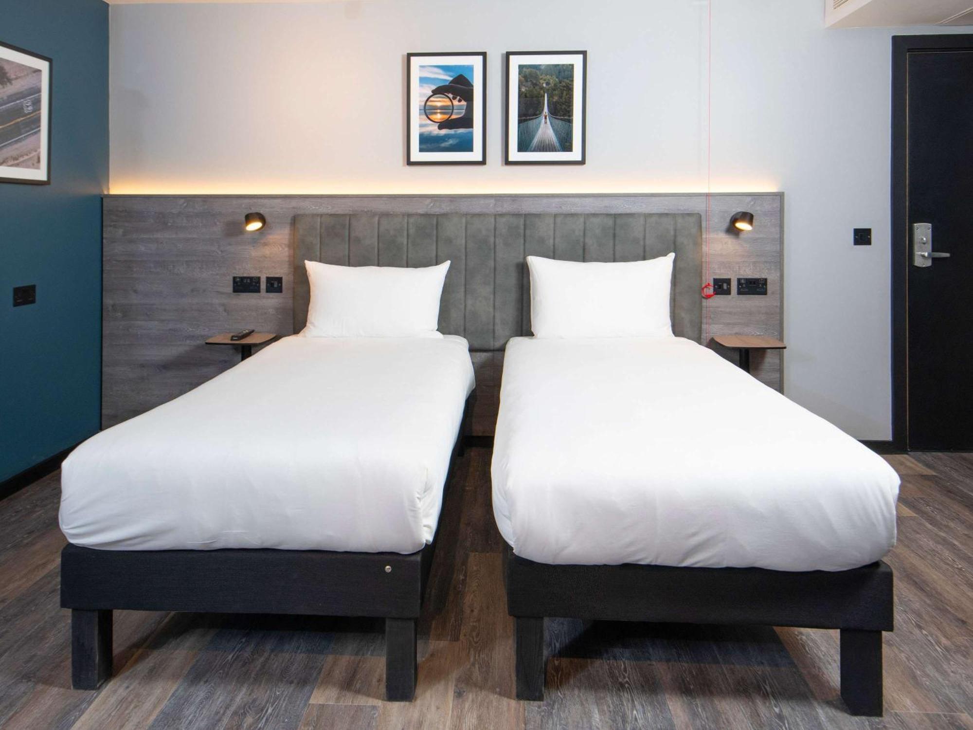 Ibis Styles London Gatwick Airport Hotel Crawley  Bagian luar foto