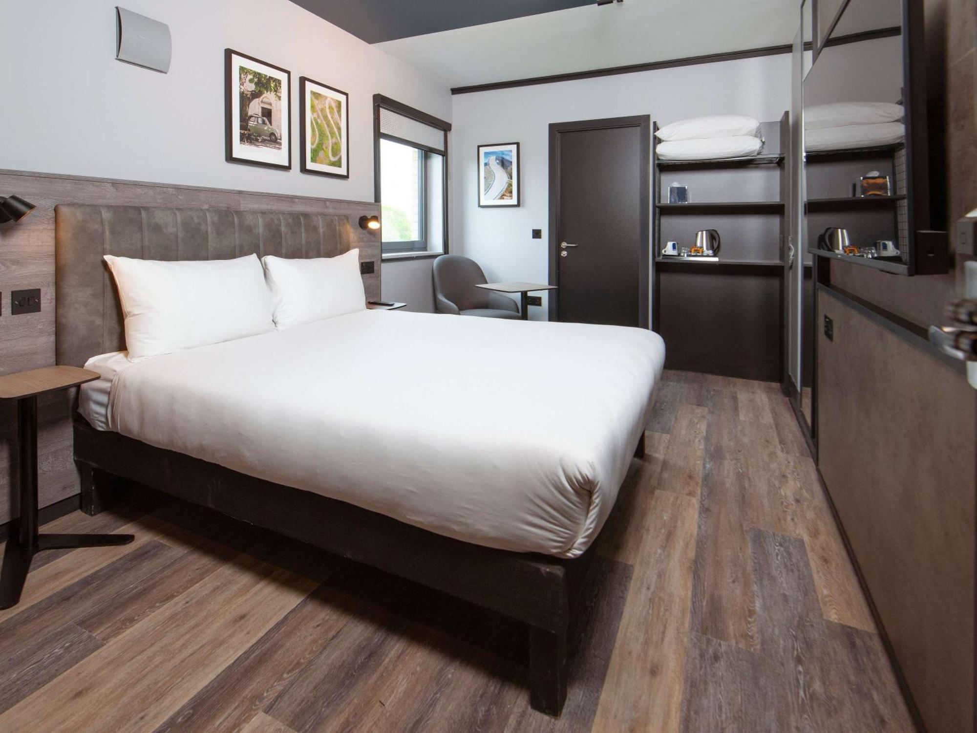 Ibis Styles London Gatwick Airport Hotel Crawley  Bagian luar foto