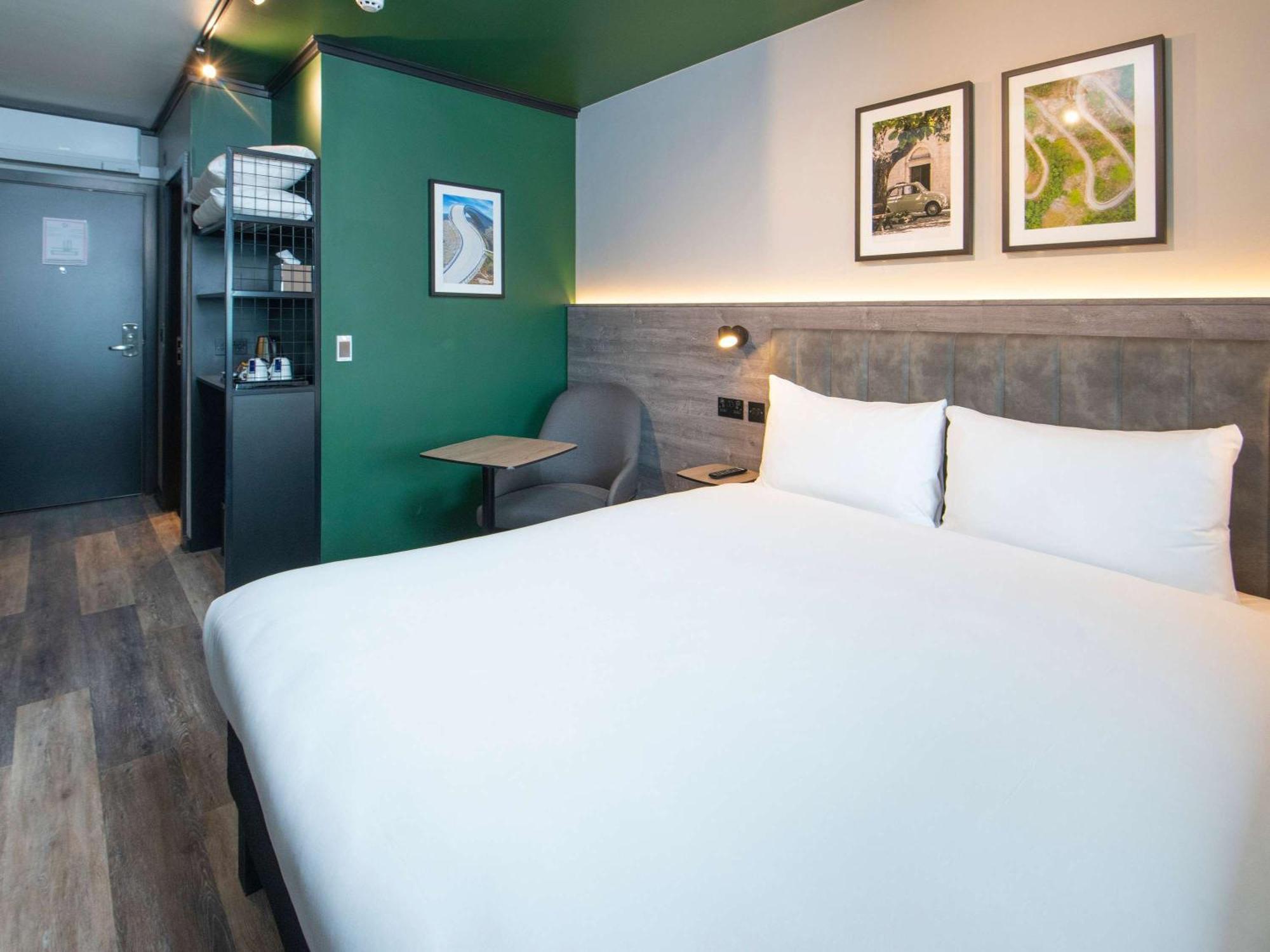 Ibis Styles London Gatwick Airport Hotel Crawley  Bagian luar foto