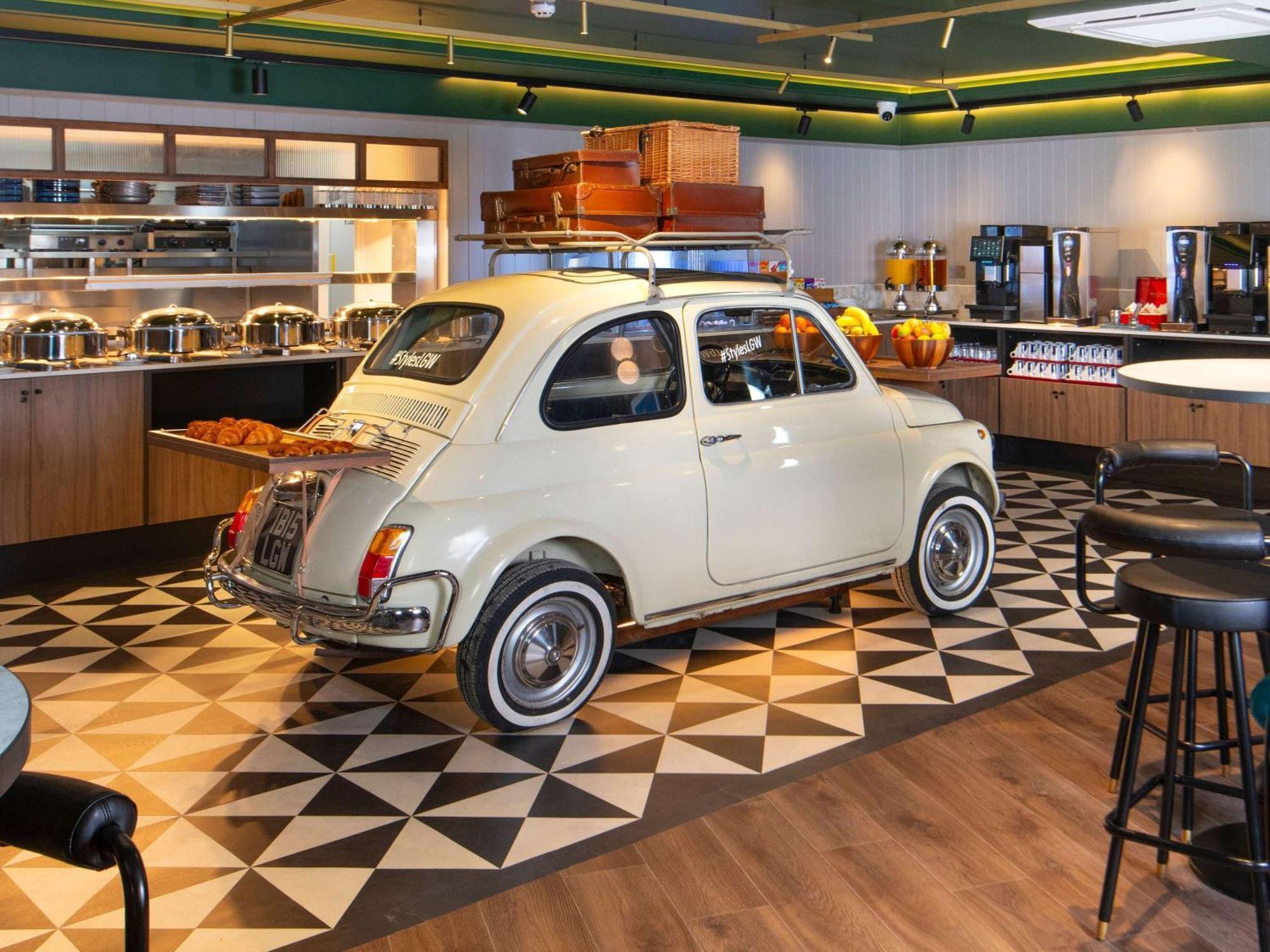 Ibis Styles London Gatwick Airport Hotel Crawley  Bagian luar foto
