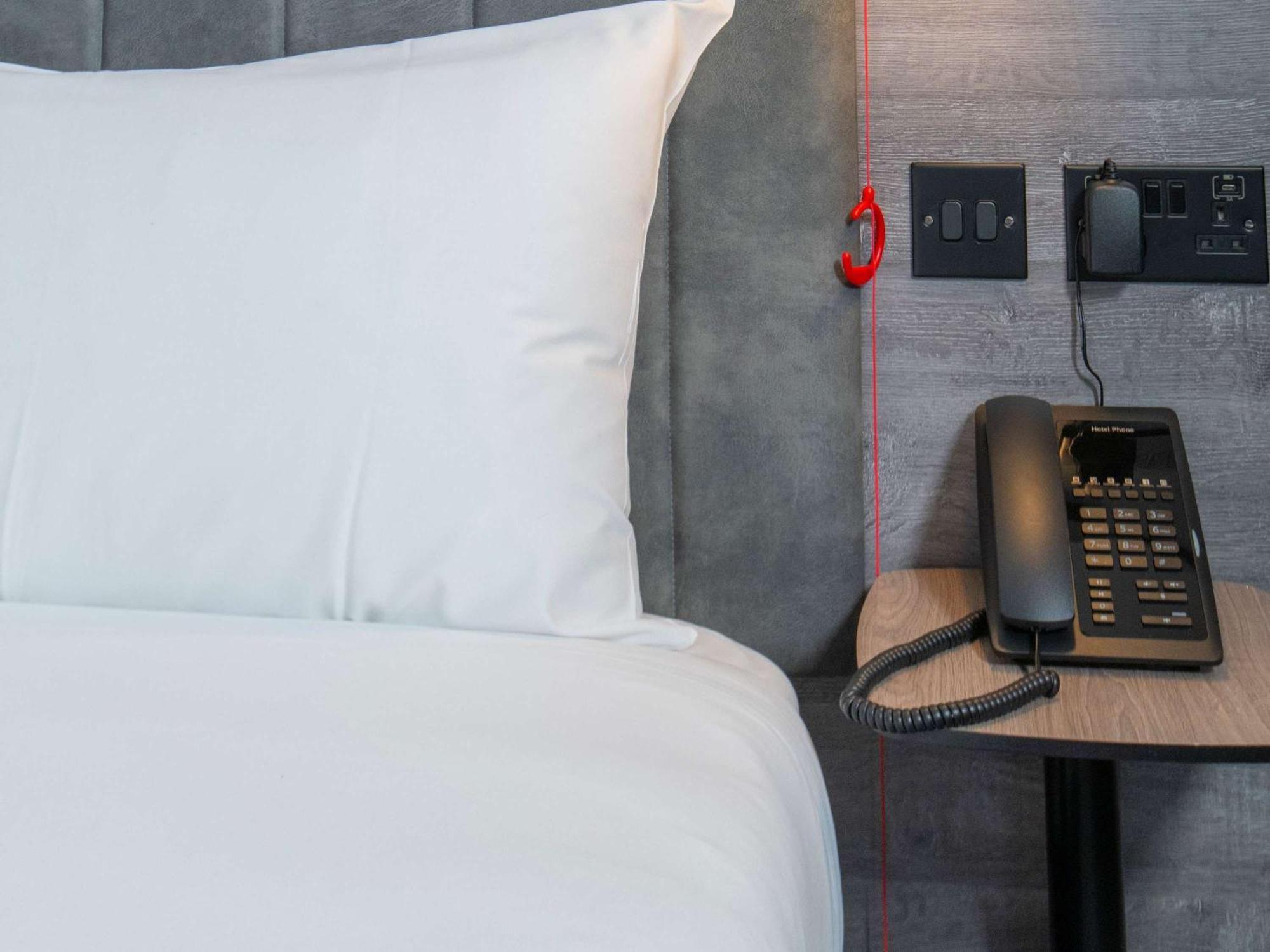 Ibis Styles London Gatwick Airport Hotel Crawley  Bagian luar foto