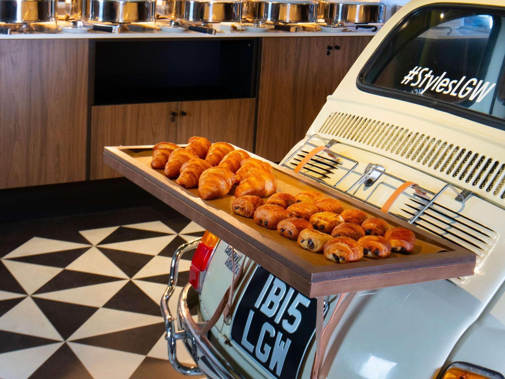 Ibis Styles London Gatwick Airport Hotel Crawley  Bagian luar foto