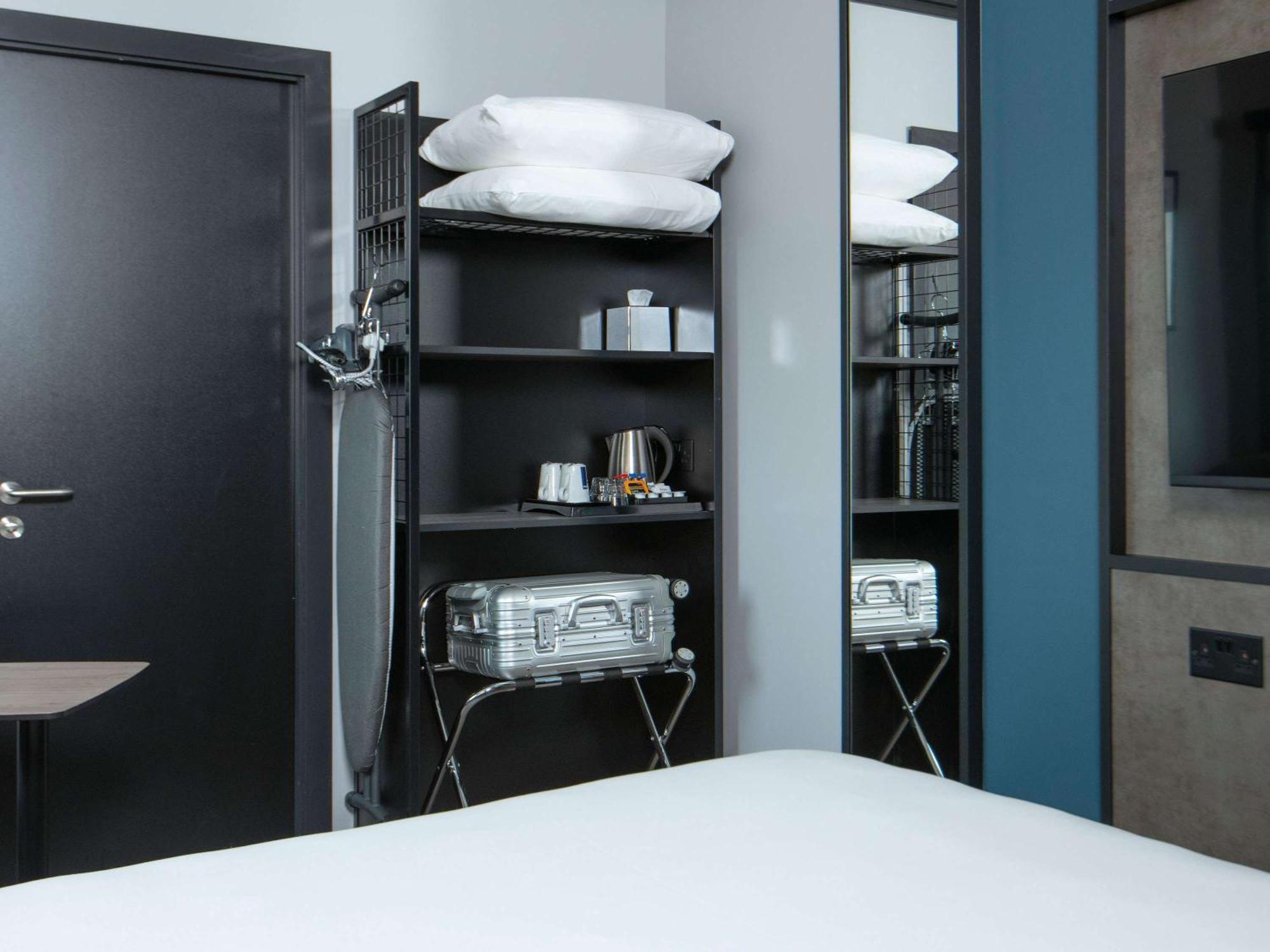 Ibis Styles London Gatwick Airport Hotel Crawley  Bagian luar foto