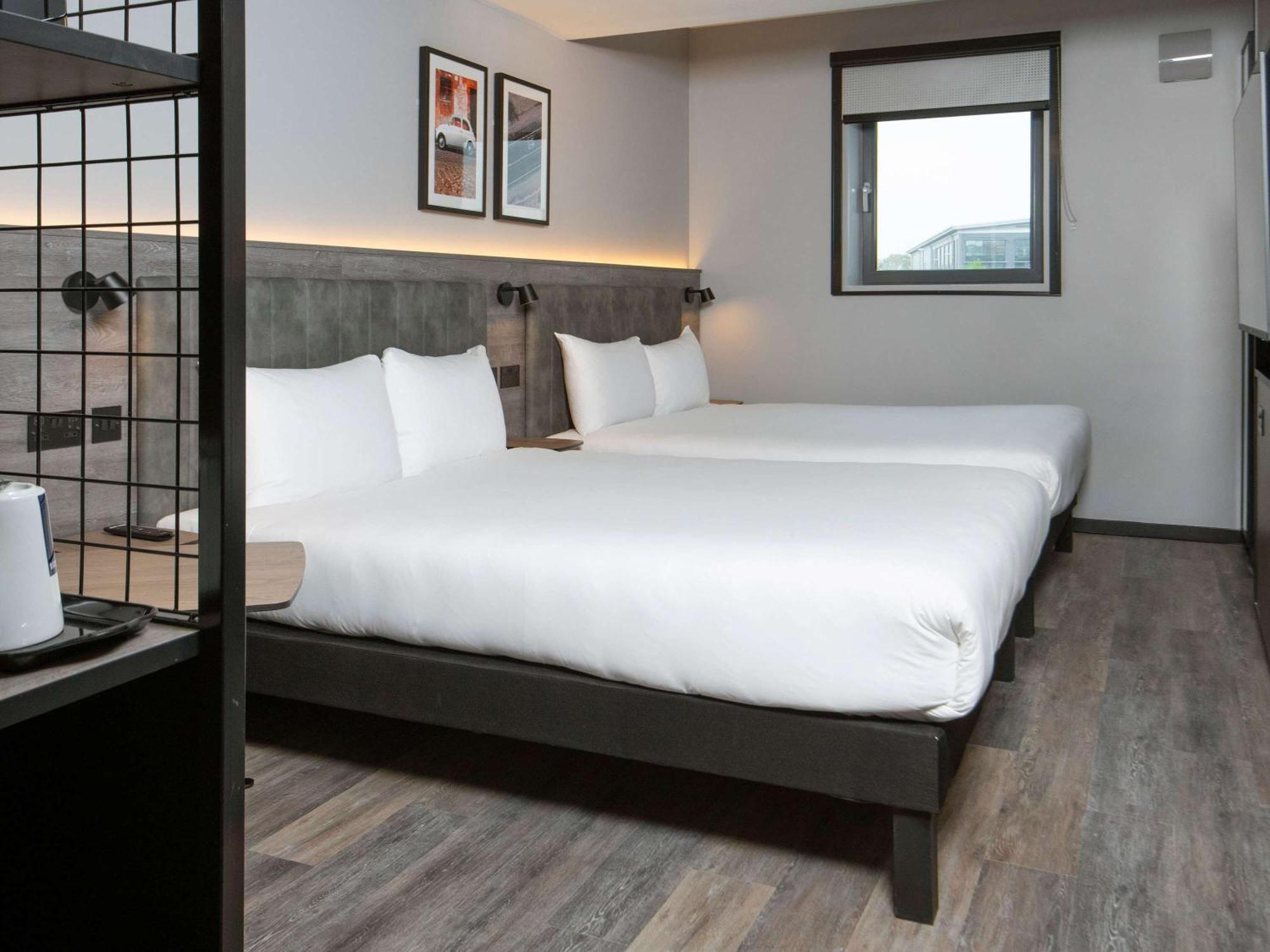 Ibis Styles London Gatwick Airport Hotel Crawley  Bagian luar foto