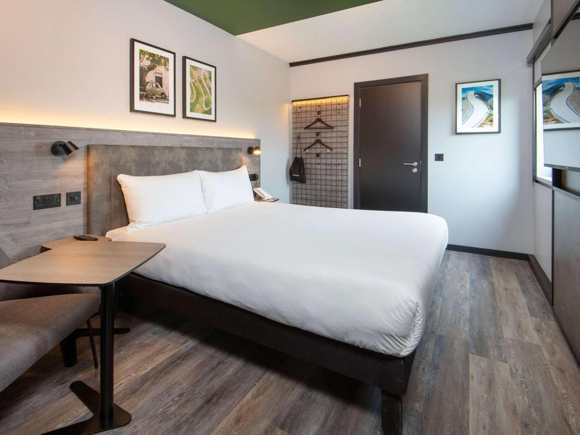 Ibis Styles London Gatwick Airport Hotel Crawley  Bagian luar foto