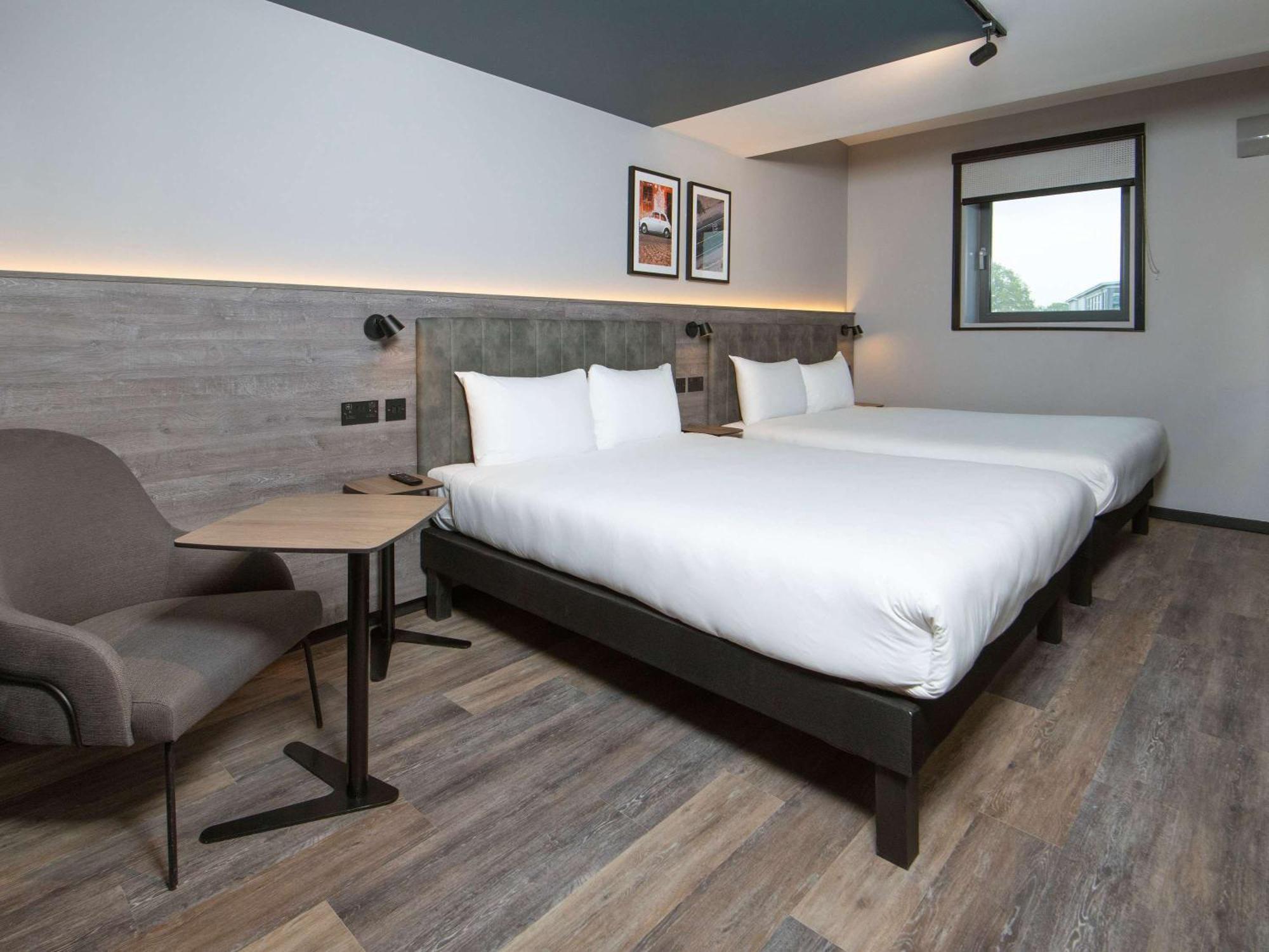 Ibis Styles London Gatwick Airport Hotel Crawley  Bagian luar foto