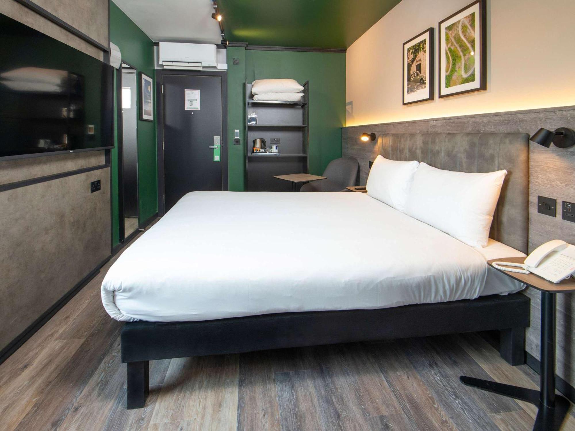 Ibis Styles London Gatwick Airport Hotel Crawley  Bagian luar foto