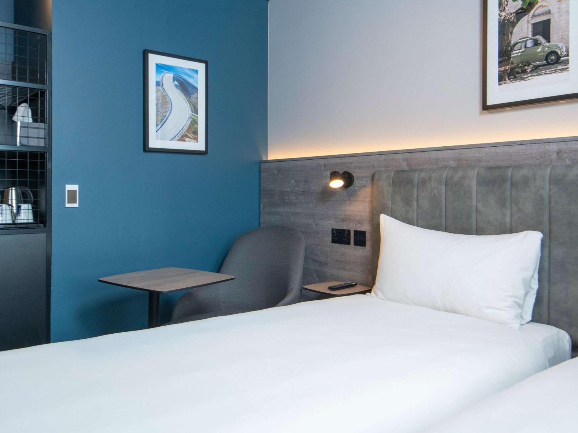 Ibis Styles London Gatwick Airport Hotel Crawley  Bagian luar foto