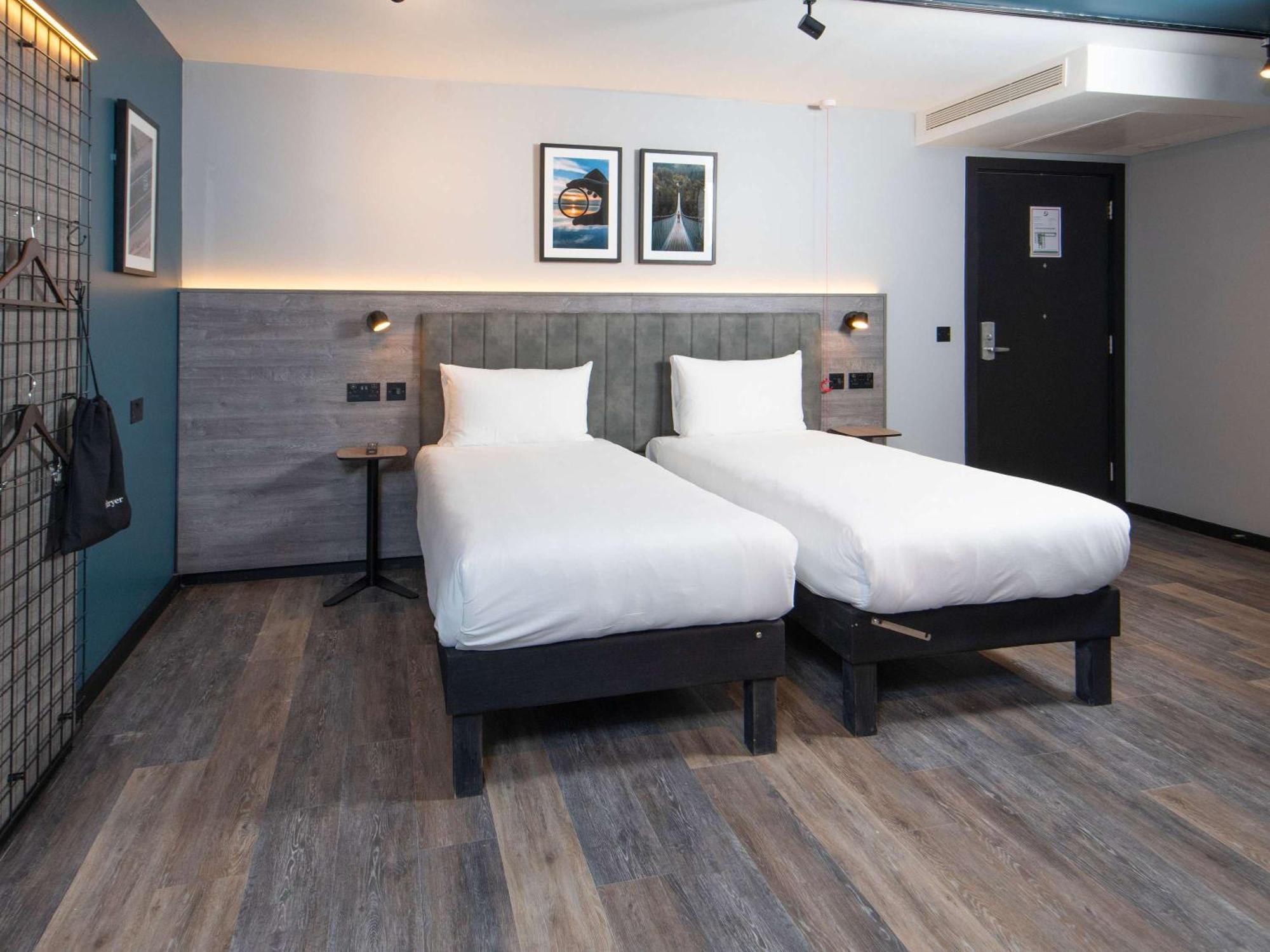Ibis Styles London Gatwick Airport Hotel Crawley  Bagian luar foto