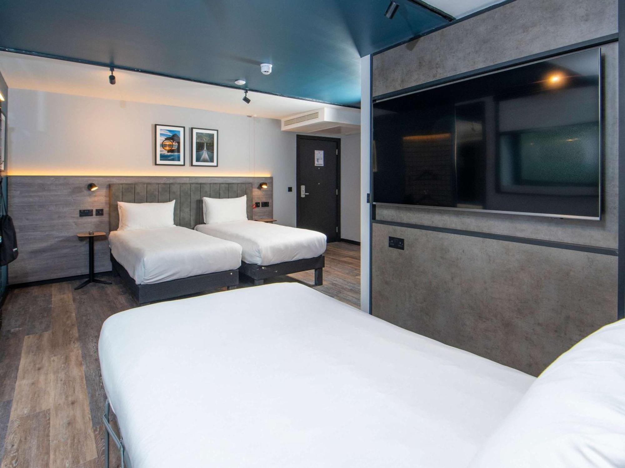 Ibis Styles London Gatwick Airport Hotel Crawley  Bagian luar foto