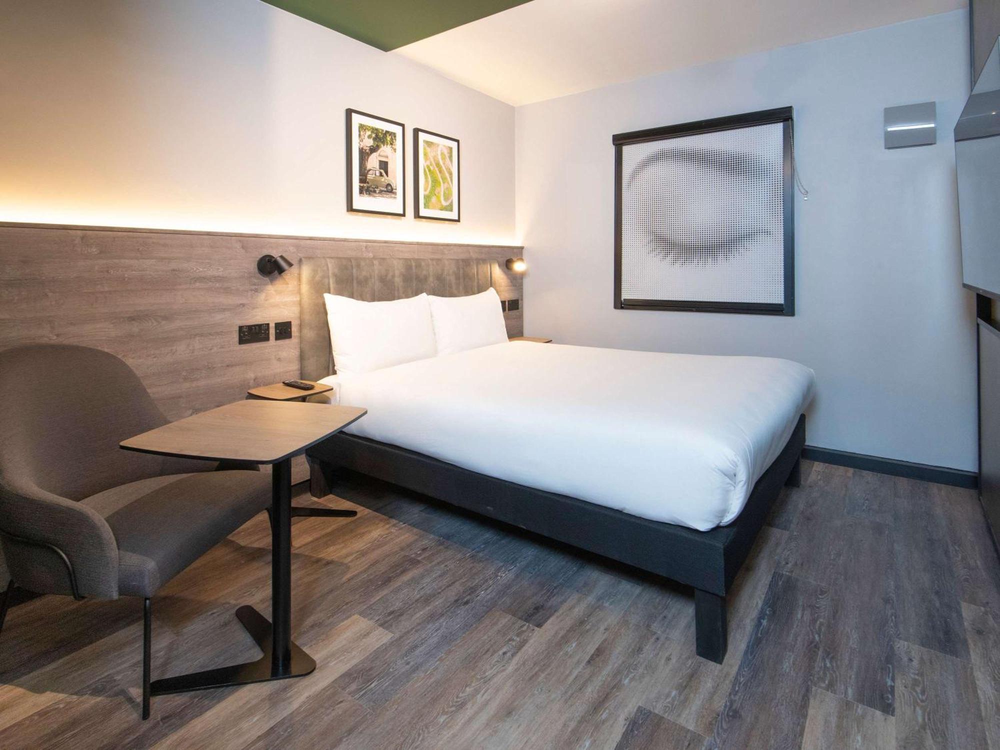 Ibis Styles London Gatwick Airport Hotel Crawley  Bagian luar foto