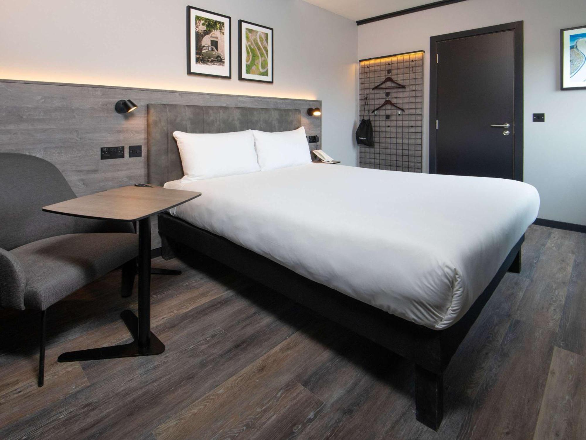 Ibis Styles London Gatwick Airport Hotel Crawley  Bagian luar foto