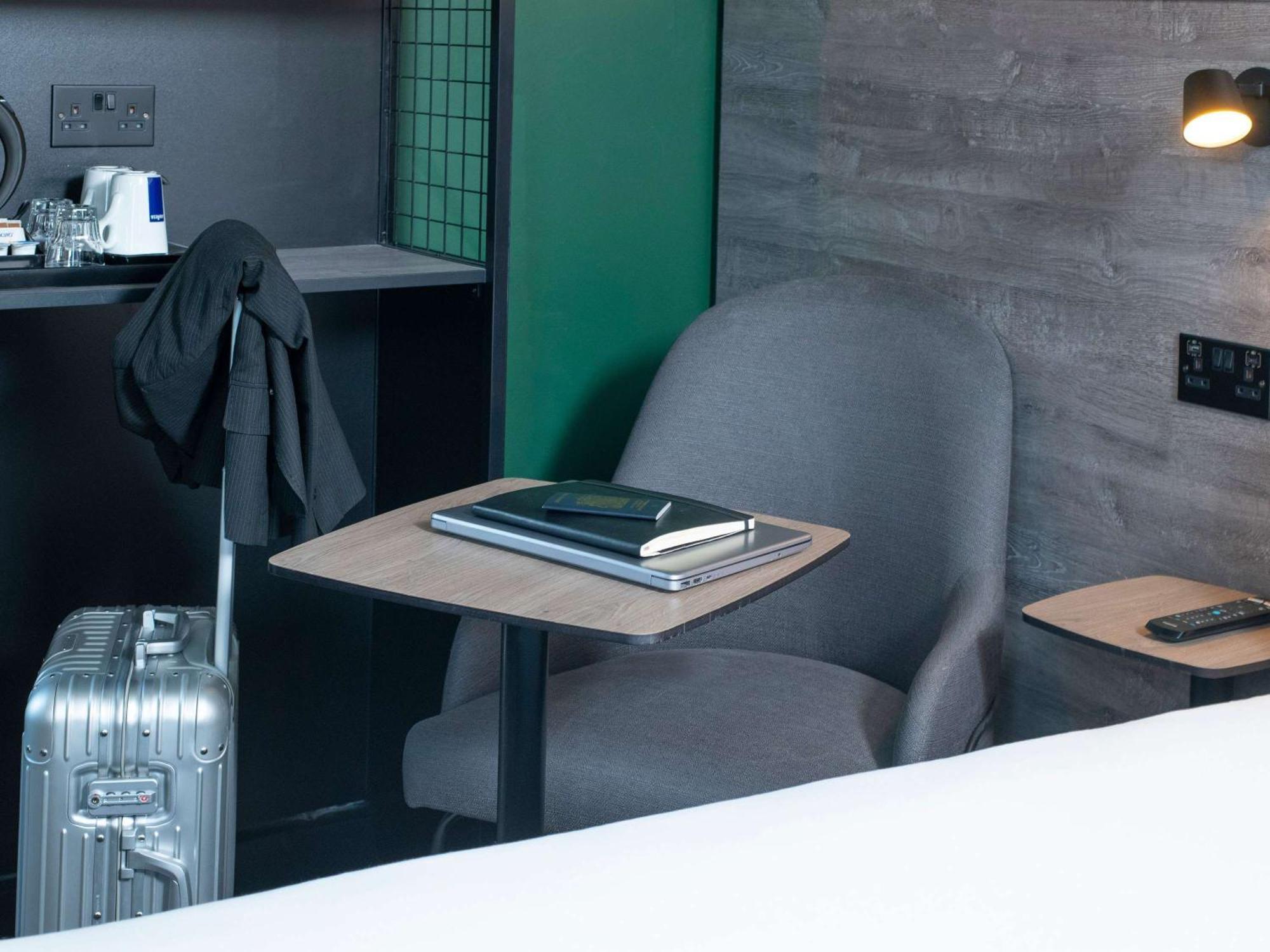 Ibis Styles London Gatwick Airport Hotel Crawley  Bagian luar foto
