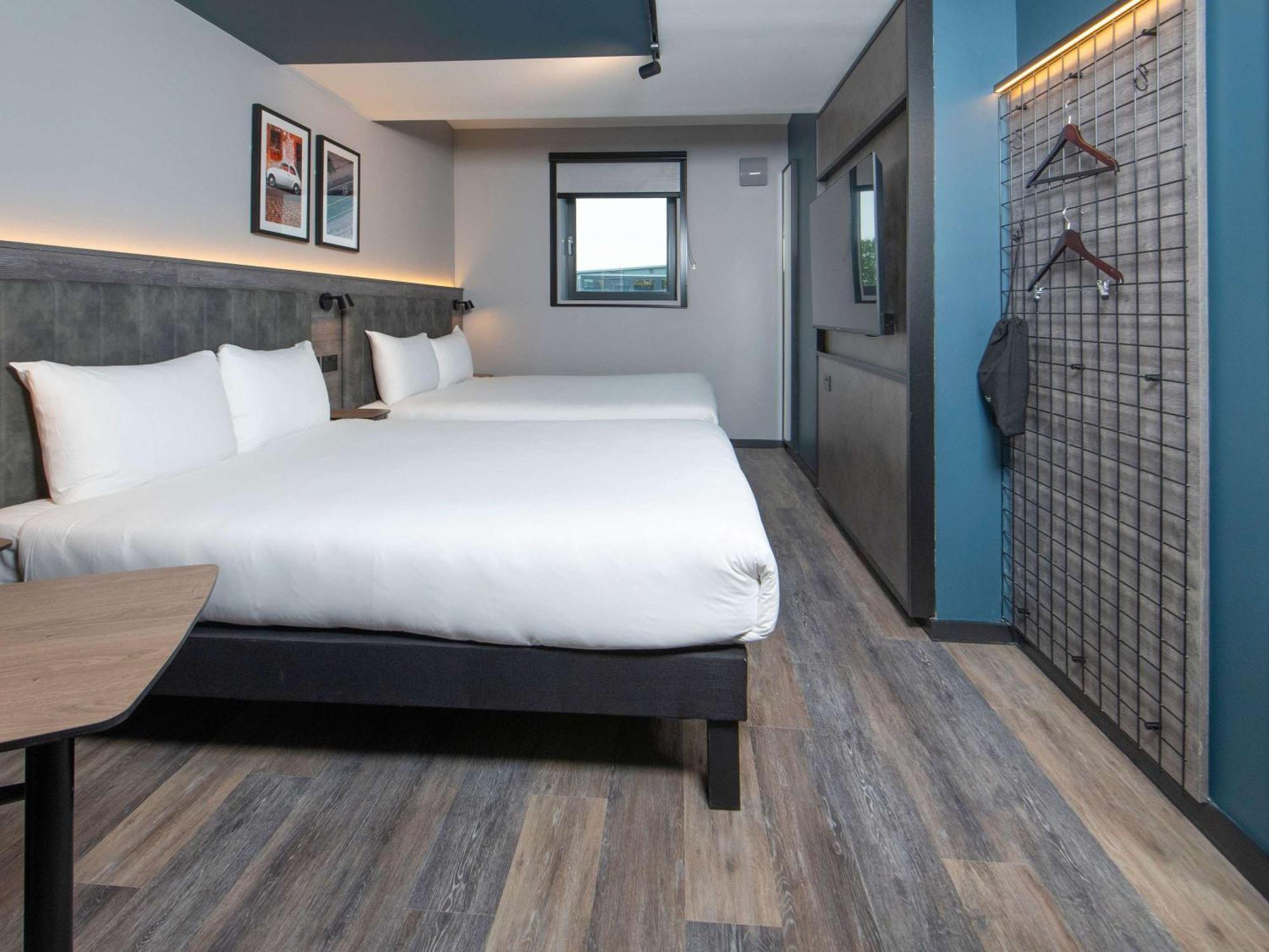 Ibis Styles London Gatwick Airport Hotel Crawley  Bagian luar foto
