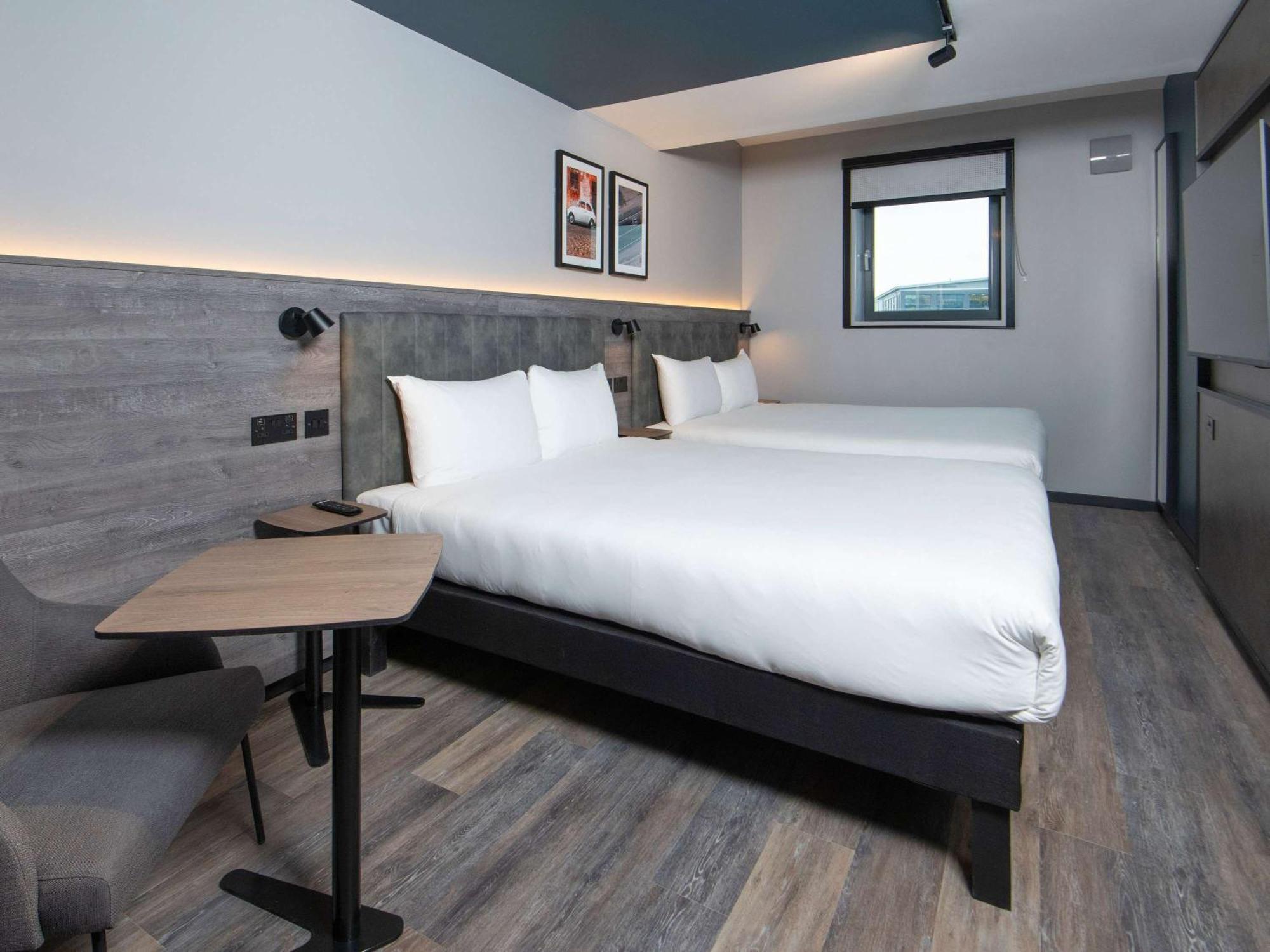 Ibis Styles London Gatwick Airport Hotel Crawley  Bagian luar foto