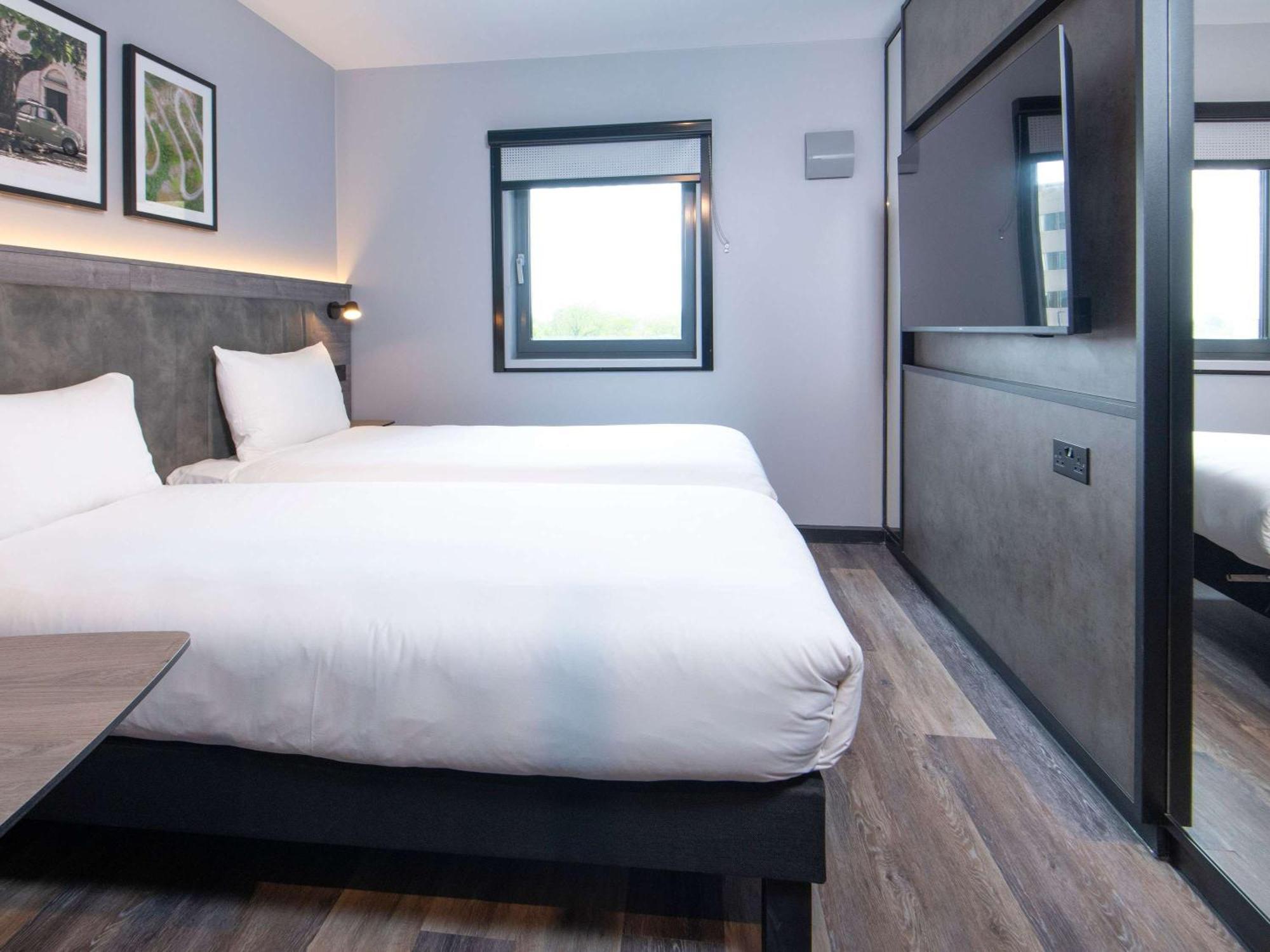 Ibis Styles London Gatwick Airport Hotel Crawley  Bagian luar foto
