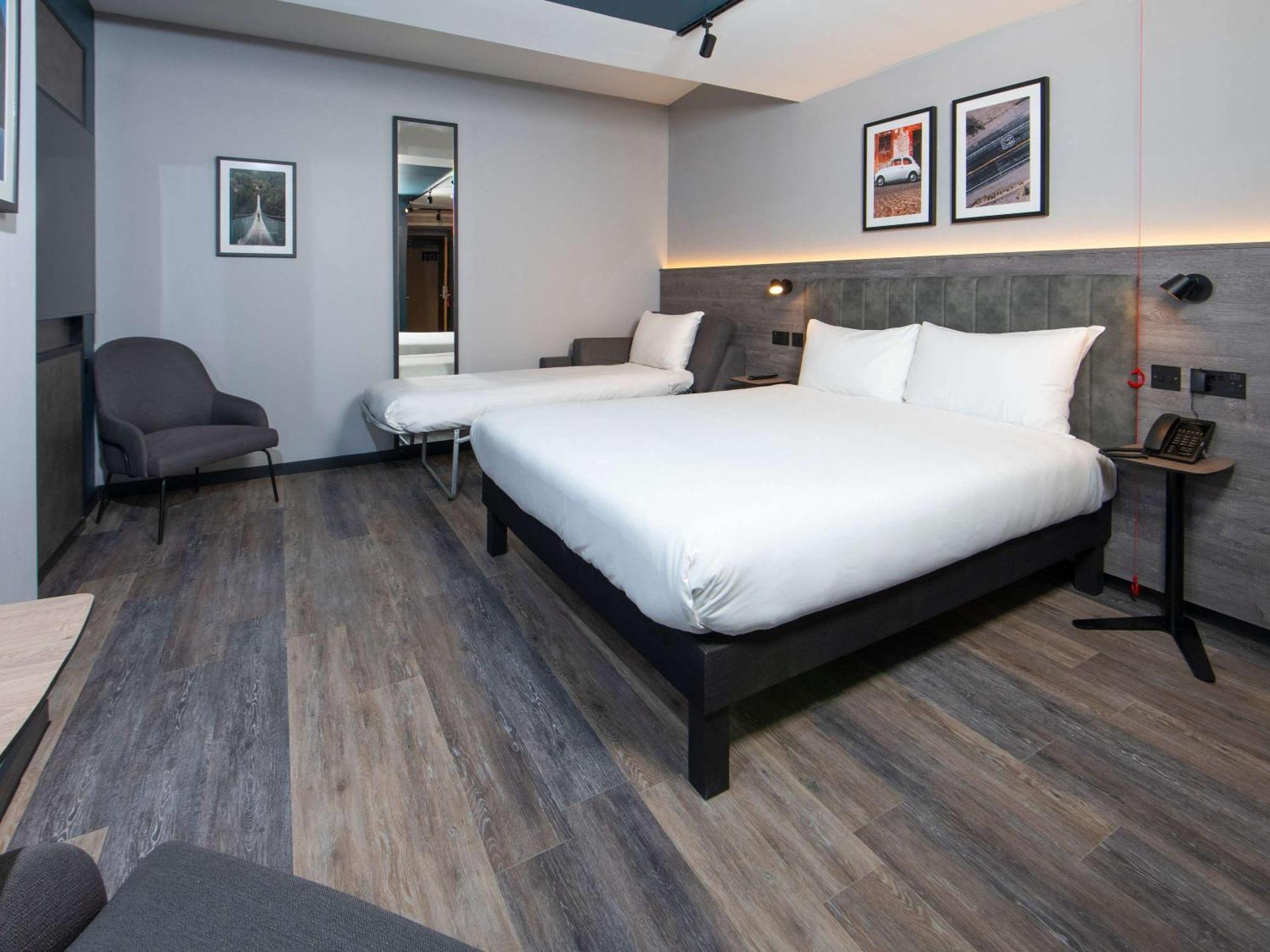 Ibis Styles London Gatwick Airport Hotel Crawley  Bagian luar foto