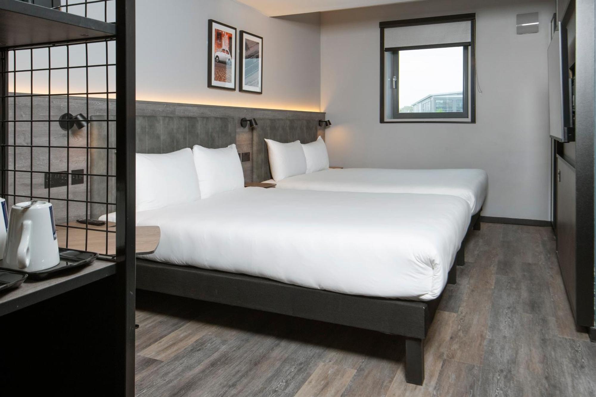 Ibis Styles London Gatwick Airport Hotel Crawley  Bagian luar foto