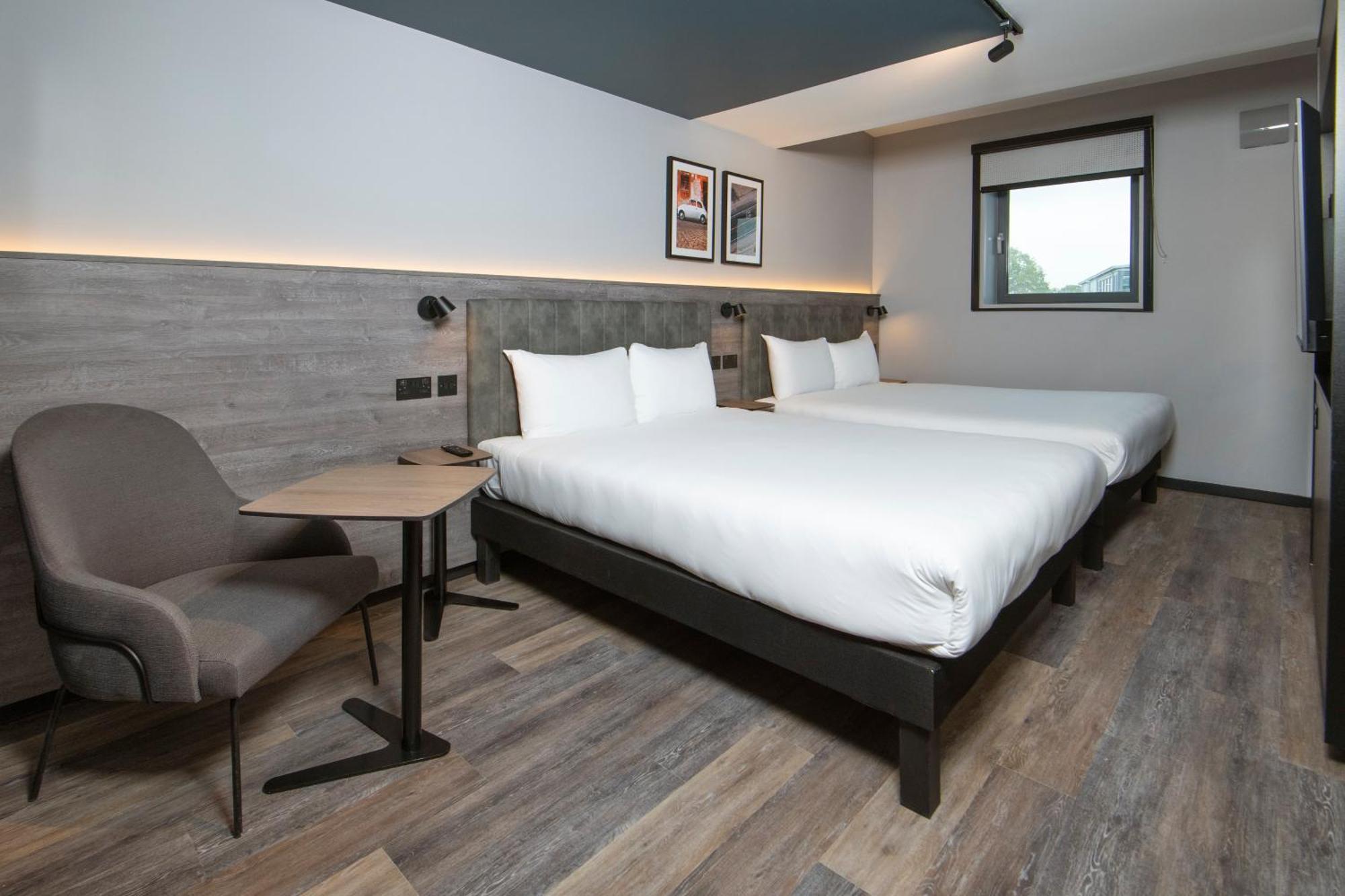 Ibis Styles London Gatwick Airport Hotel Crawley  Bagian luar foto