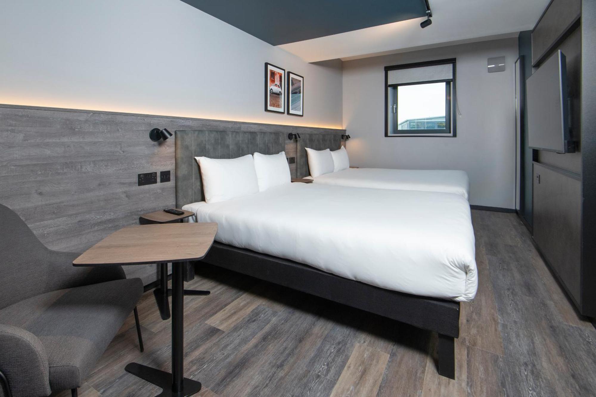 Ibis Styles London Gatwick Airport Hotel Crawley  Bagian luar foto