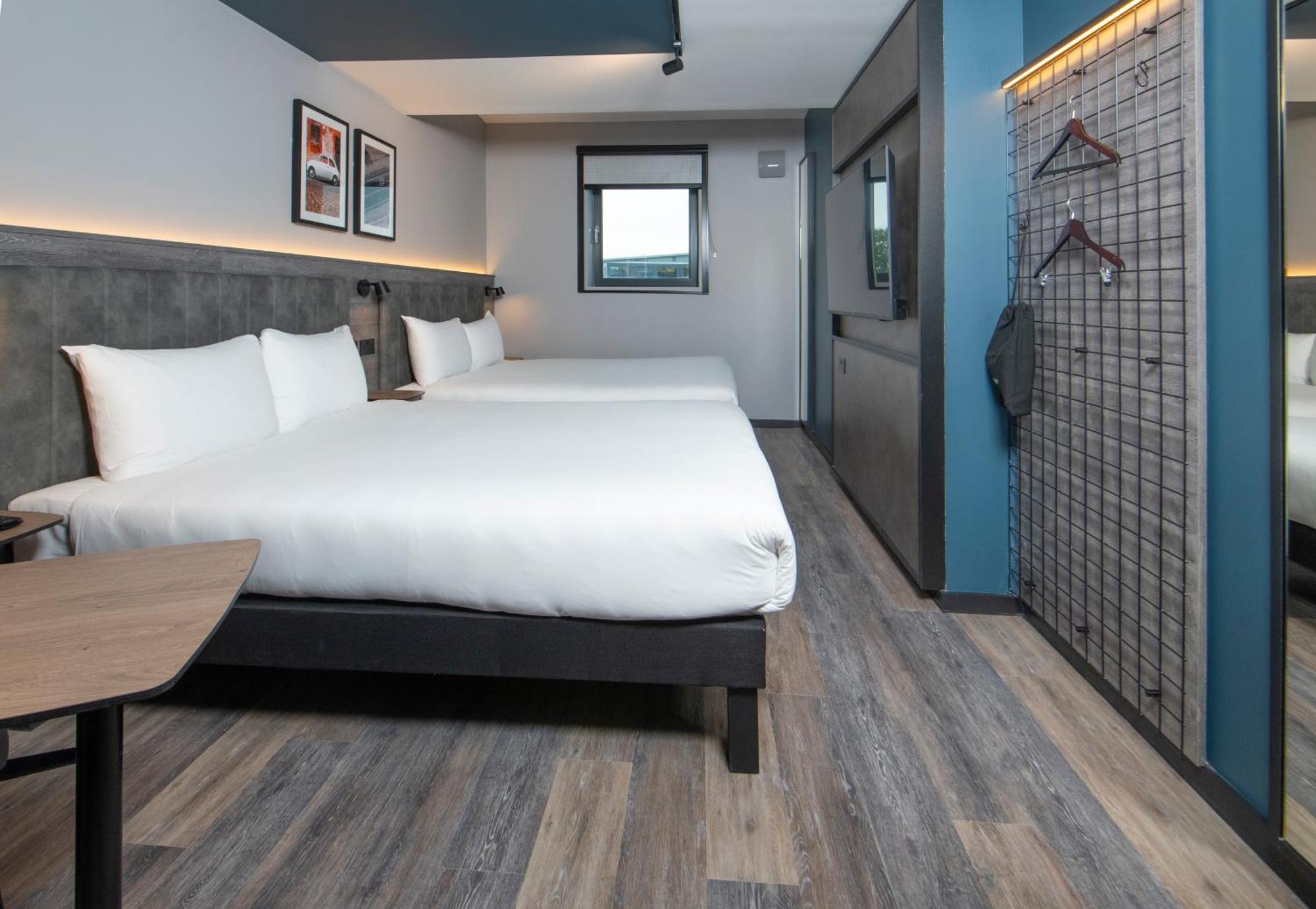 Ibis Styles London Gatwick Airport Hotel Crawley  Bagian luar foto