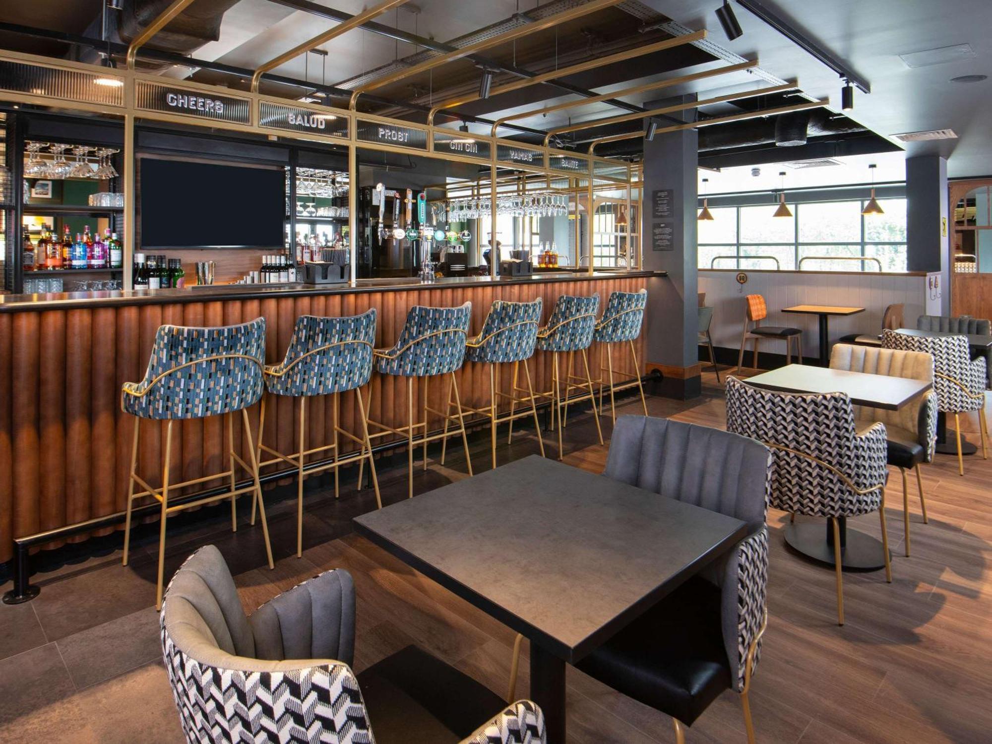 Ibis Styles London Gatwick Airport Hotel Crawley  Bagian luar foto