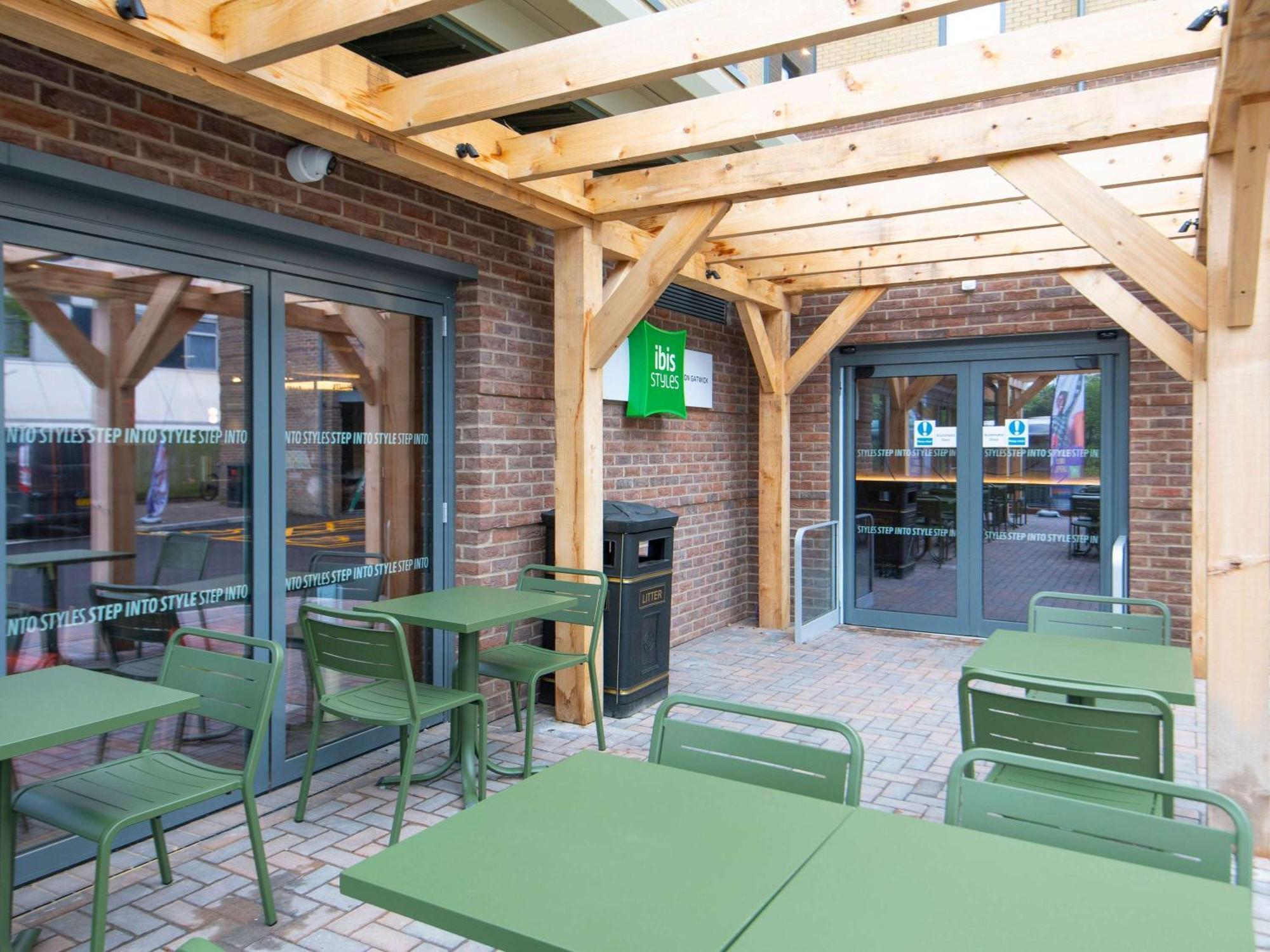 Ibis Styles London Gatwick Airport Hotel Crawley  Bagian luar foto