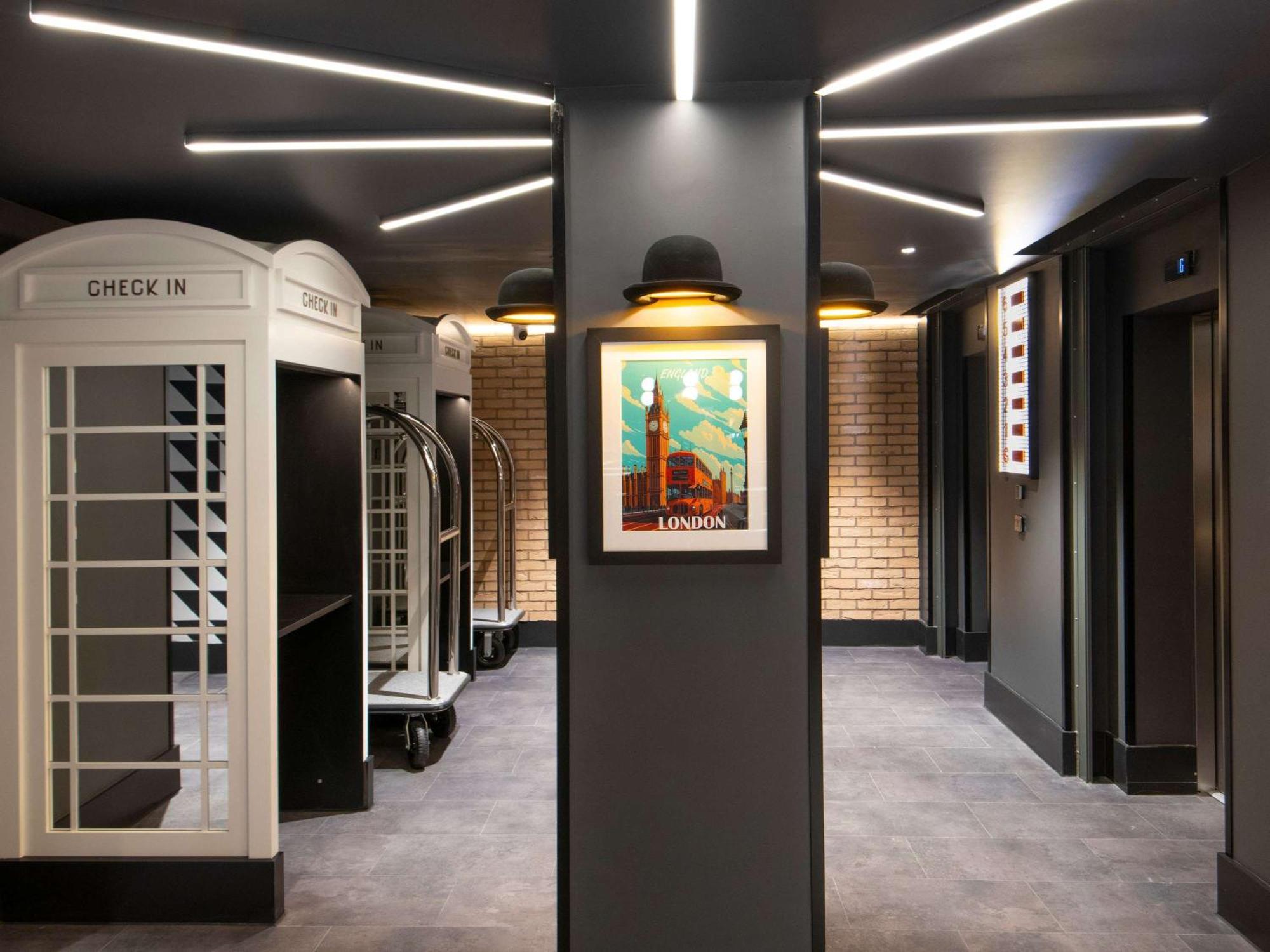 Ibis Styles London Gatwick Airport Hotel Crawley  Bagian luar foto