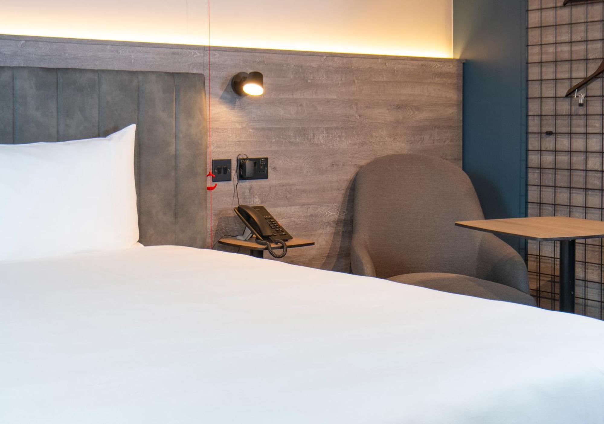 Ibis Styles London Gatwick Airport Hotel Crawley  Bagian luar foto