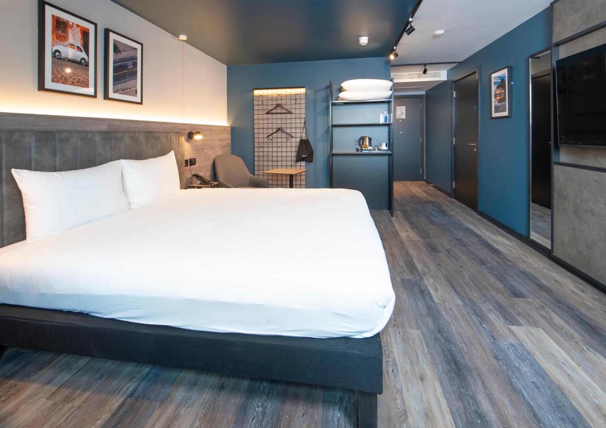Ibis Styles London Gatwick Airport Hotel Crawley  Bagian luar foto