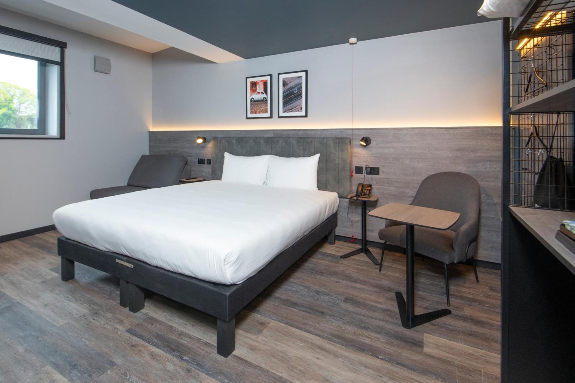 Ibis Styles London Gatwick Airport Hotel Crawley  Bagian luar foto
